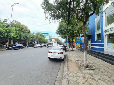 Cho thuê tòa nhà MT đường Thái Nguyên - trung tâm TP Nha Trang 350tr/tháng 1