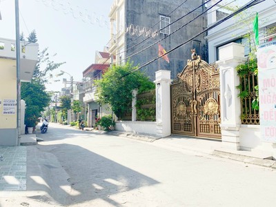 Bán nhà phố trung hành, mặt đường kinh doanh tốt, 52m 2 tầng giá 3.15 tỉ ô.tô đỗ 24h 0