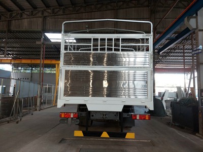 Xe Howo 3 chân tải trọng 15T thùng dài 9M6 1