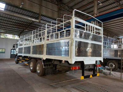 Xe Howo 3 chân tải trọng 15T thùng dài 9M6 2