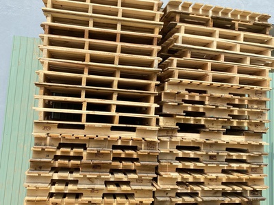 Pallet gỗ thông qua qua sử dụng kích thước 1300 1100 150mm mới 90 tại Đà Nẵng 0