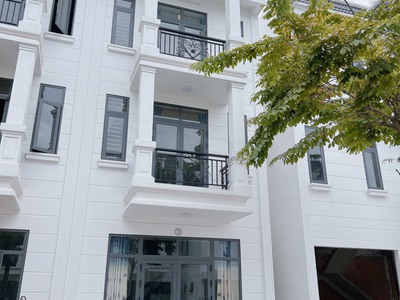 Nhà mặt phố Tân Uyên, cách TP mới chỉ 10 phút đi xe, nhà xây xong , sổ sẳn , giá 2,5x tỷ, CK 10 chỉ 0