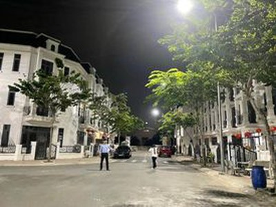 Nhà mặt phố Tân Uyên, cách TP mới chỉ 10 phút đi xe, nhà xây xong , sổ sẳn , giá 2,5x tỷ, CK 10 chỉ 3