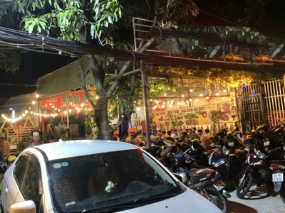 H. củ chi, sang quán ăn   sân vườn   hát với nhau , dt gần 600 m2   đối diện khu công nghiệp và chợ 0