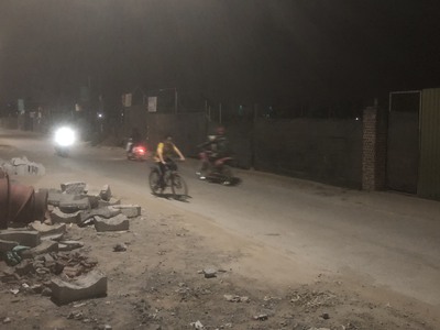 Nhà em cho thuê mặt bằng xưởng, kho bãi với diện tích 420 mét vuông, dài 80 rộng 60, mặt đường rộng 2