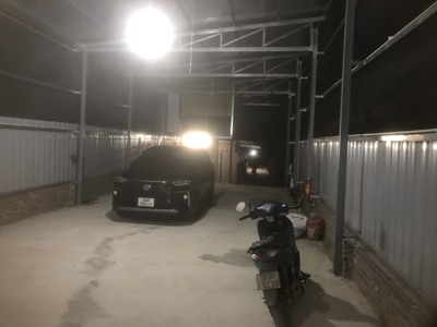 Nhà em cho thuê mặt bằng xưởng, kho bãi với diện tích 420 mét vuông, dài 80 rộng 60, mặt đường rộng 1