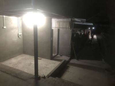 Nhà em cho thuê mặt bằng xưởng, kho bãi với diện tích 420 mét vuông, dài 80 rộng 60, mặt đường rộng 4