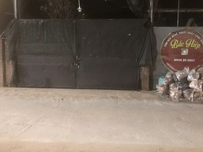 Nhà em cho thuê mặt bằng xưởng, kho bãi với diện tích 420 mét vuông, dài 80 rộng 60, mặt đường rộng 3