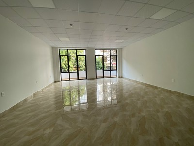 Cho thuê tòa nhà 7 tầng có thang máy  lê hồng phong 60 tr 0