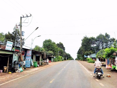 Cần tiền bán gấp lô đất 1200m2, giá 320tr, dân cư đông đúc, SHR. 3