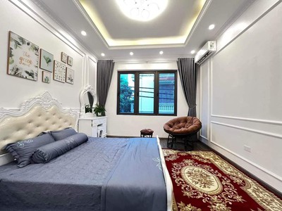 Cho thuê nhà  hồ tùng mậu đẹp bấn loạn. 45m2. 4 ngủ sàn gỗ sang trọng. full đồ. rẻ 15 tr 4