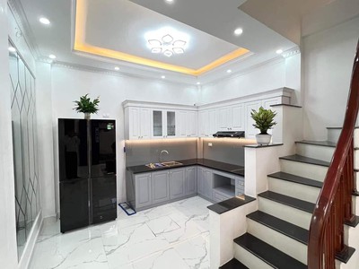 Cho thuê nhà  hồ tùng mậu đẹp bấn loạn. 45m2. 4 ngủ sàn gỗ sang trọng. full đồ. rẻ 15 tr 3