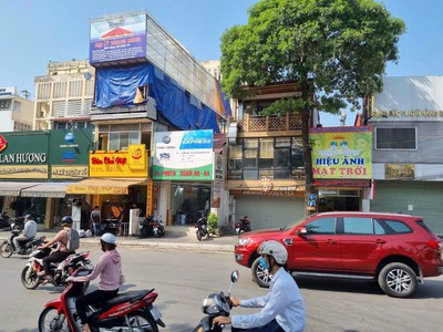 Bán gấp mp cầu giấy 45 m2, 3 tầng, mặt tiền 5.2 m. gias bans 14 tỷ 3