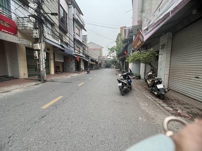 Chủ bị ngân hàng ép qua mệt . nên quyết định bán gấp diện tích 190 m. mặt tiền 12 m mà bán chỉ 20 0