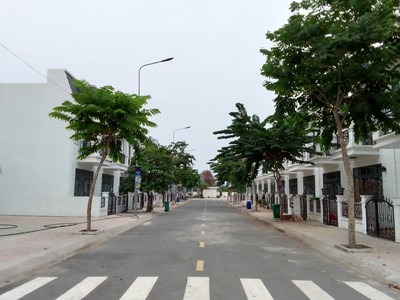 Chính chủ bán nhà liền kề ngay mặt tiền đường Tân Phước Khánh 32, đầy đủ tiện nghi, sổ hồng chính ch 0