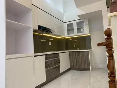 Cho thuê nhà cn mặt tiền hòa bình dt 20x30 giá 150 triệu/tháng có tl 2