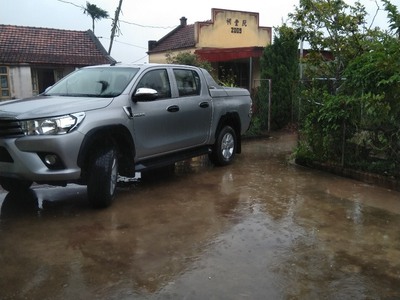 Cần bán xe toyota hilux 2.4e sản xuất 2017, đăng ký 2018  phường đại kim, quận hoàng mai, hà nội 3