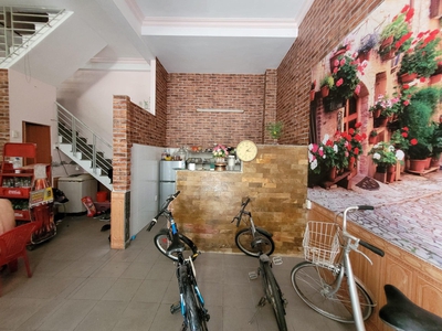 Bán nhà mặt phố cũ, căn góc vô cùng đẹp. có thể chia 2 lô giá trị lớn. 3