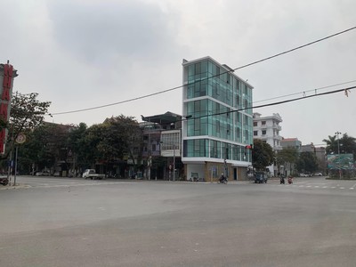 Chính chủ cần cho thuê toà nhà 6 tầng, 3 mặt tiền mới xây hoàn thiện thuộc ngã 4 đường quang trung 0