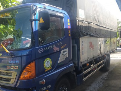 Hino 5,2tấn đời 2004. thùng dài 6,1met 2
