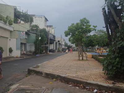 Nhà mặt tiền đường 882 phú hữu diện tích 80m cấp 4 vị trí đẹp tiện kinh doanh 0