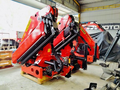 Bán cẩu gấp khúc robot Palfinger 1