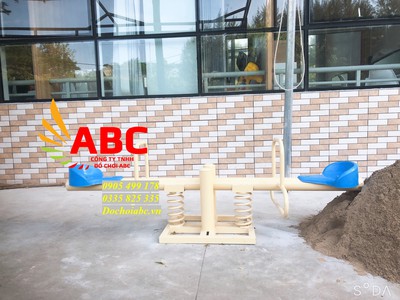 Bập bênh đòn 2 ghế cho bé mầm non 1