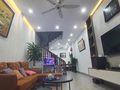Bán nhà ngõ hàm rồng long biên dt 55m, nhà 5 tầng giá hơn 6 tỷ. 0