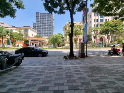 Cho thuê Mặt bằng kinh doanh 93m2 thông sàn làm SPA, trưng bày sản phẩm, vỉ hè siêu rộng 2