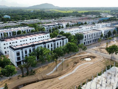 Cần bán nhà 1 trệt, 2 lầu có sân thượng có thể kinh doanh  châu đốc, phường vĩnh mỹ, châu đốc, an 2
