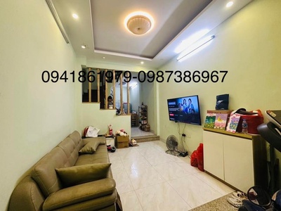 Nhà dân xây vị trí đẹp quận thanh xuân- lô goc thoáng dt 37m- mặt tiền 3.4 m-ô tô cách 20m- giá 5.5 1