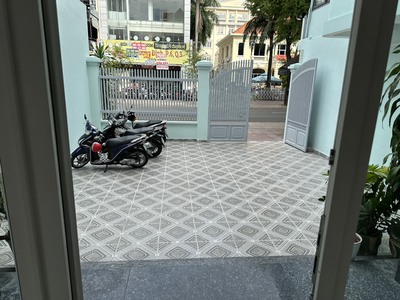 Cho thuê nhà mặt tiền Võ Văn Tần, Phường 6, Quận 3 :  - Vị trí đoạn 1 chiều gần CMT8 3