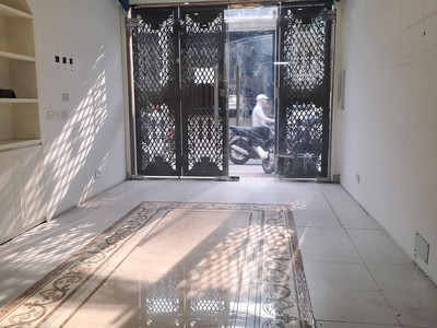 Cho thuê nhà đội cấn, ba đình 40m2, 5t, mt4m, ô tô, vỉa hè, kinh doanh. 0