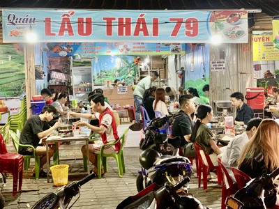 Do không có người phụ làm, nên đứa nhờ sang quán và mặt bằng 0