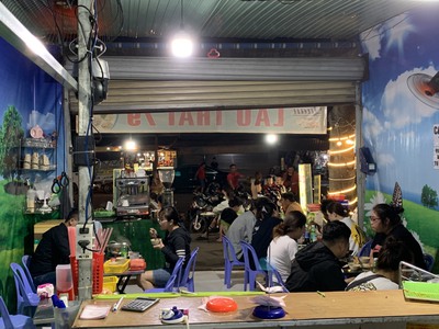 Do không có người phụ làm, nên đứa nhờ sang quán và mặt bằng 2