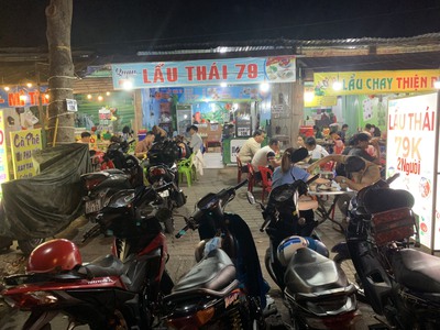 Do không có người phụ làm, nên đứa nhờ sang quán và mặt bằng 1