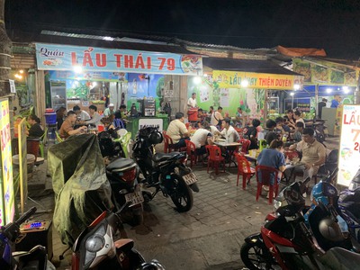 Do không có người phụ làm, nên đứa nhờ sang quán và mặt bằng 3