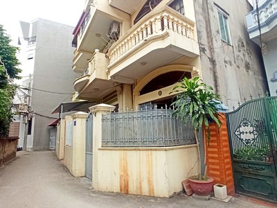 Bán nhà xóm trung - 193 văn cao, diện tích 50m - sân cổng riêng- giá 2.3 tỉ 0