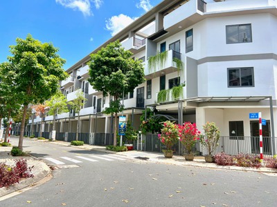 Nhà phố xây sẵn TT Bến Lức - Thanh toán chỉ 740 triệu nhận nhà ngay - Sổ hồng riêng 6