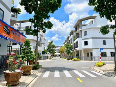 Nhà phố xây sẵn TT Bến Lức - Thanh toán chỉ 740 triệu nhận nhà ngay - Sổ hồng riêng 7