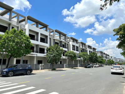 Nhà phố xây sẵn TT Bến Lức - Thanh toán chỉ 740 triệu nhận nhà ngay - Sổ hồng riêng 8