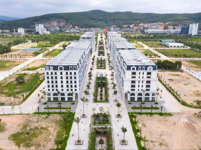 Bán cắt lỗ căn shophouse 8 tầng Marina Square 182m sát biển, sau lưng ks À La Carte Hạ Long 1