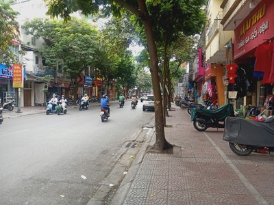 Cho thuê nhà mặt phố ngọc lâm, vỉa hè, kinh doanh, 35 m2. 0