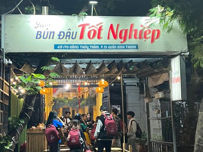 Sang quán bún đậu ngay cổng trước đh văn lang 0