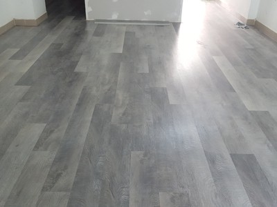 Sàn nhựa hèm khóa vân gỗ 8016 tông lạnh Châu Âu 1