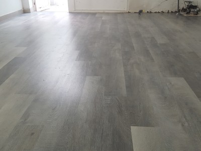 Sàn nhựa hèm khóa vân gỗ 8016 tông lạnh Châu Âu 2