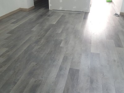 Sàn nhựa hèm khóa vân gỗ 8016 tông lạnh Châu Âu 3