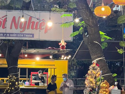 Sang quán bún đậu ngay cổng trước đh văn lang 4