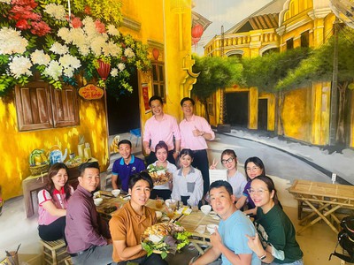 Sang quán bún đậu ngay cổng trước đh văn lang 3