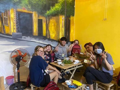 Sang quán bún đậu ngay cổng trước đh văn lang 2